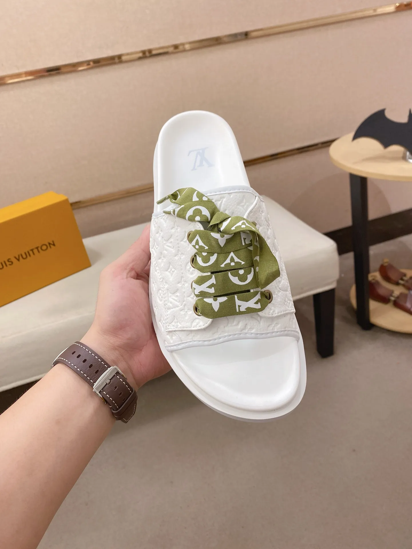 Men's shoes 💰: 340💰Made by LV🔍Top purchasing agents. Men's spring and summer slippers are available at the same counter. The uppers are imported cowhide from Italy, with logo graphics and high-quality craftsmanship. Soles: original soles specially provided by the original factory. Exclusive movable molded soles are super comfortable. Original goods follow orders. 🔍🔍High quality. You can enter and exit the counter at will. Welcome to compare. Size 38-44.